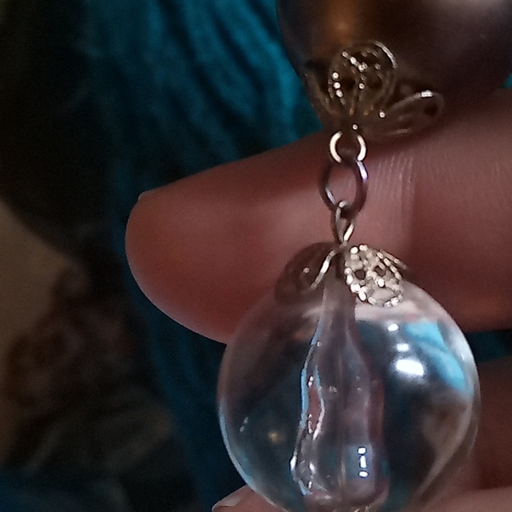 Elegant Filigree Pearl and Crystal Drop Earrings With One Pearlescent Bead. - Picture 4 of 6